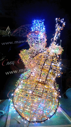 Новогодняя декорация Снеговик с контрабасом Белый Свечение мульти
